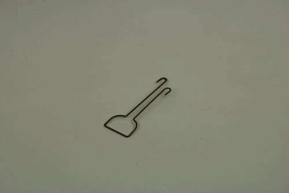 Bosch Haltefeder aus Metall mit zwei Haken und einer flachen Auflagefläche, geeignet für verschiedene Anwendungen im Bereich der Befestigung.